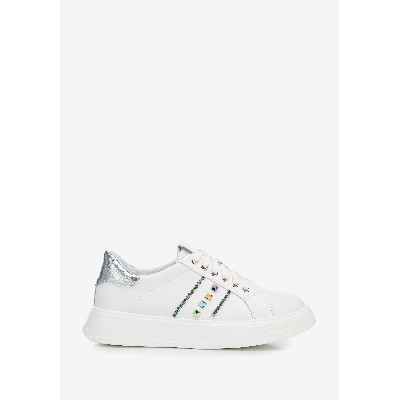 Sneakersy imitacji skóry ozdobami biało