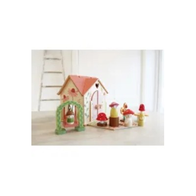 Przenośny leśny domek wyposażeniem laleczkami