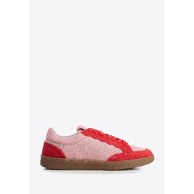 Zamszowe sneakersy kontrastowymi elementami różowo